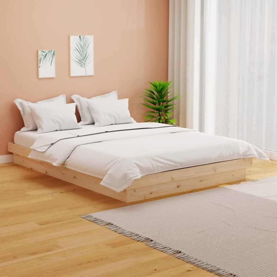Bettgestell aus Massivholz mit den Massen 135 x 190 cm