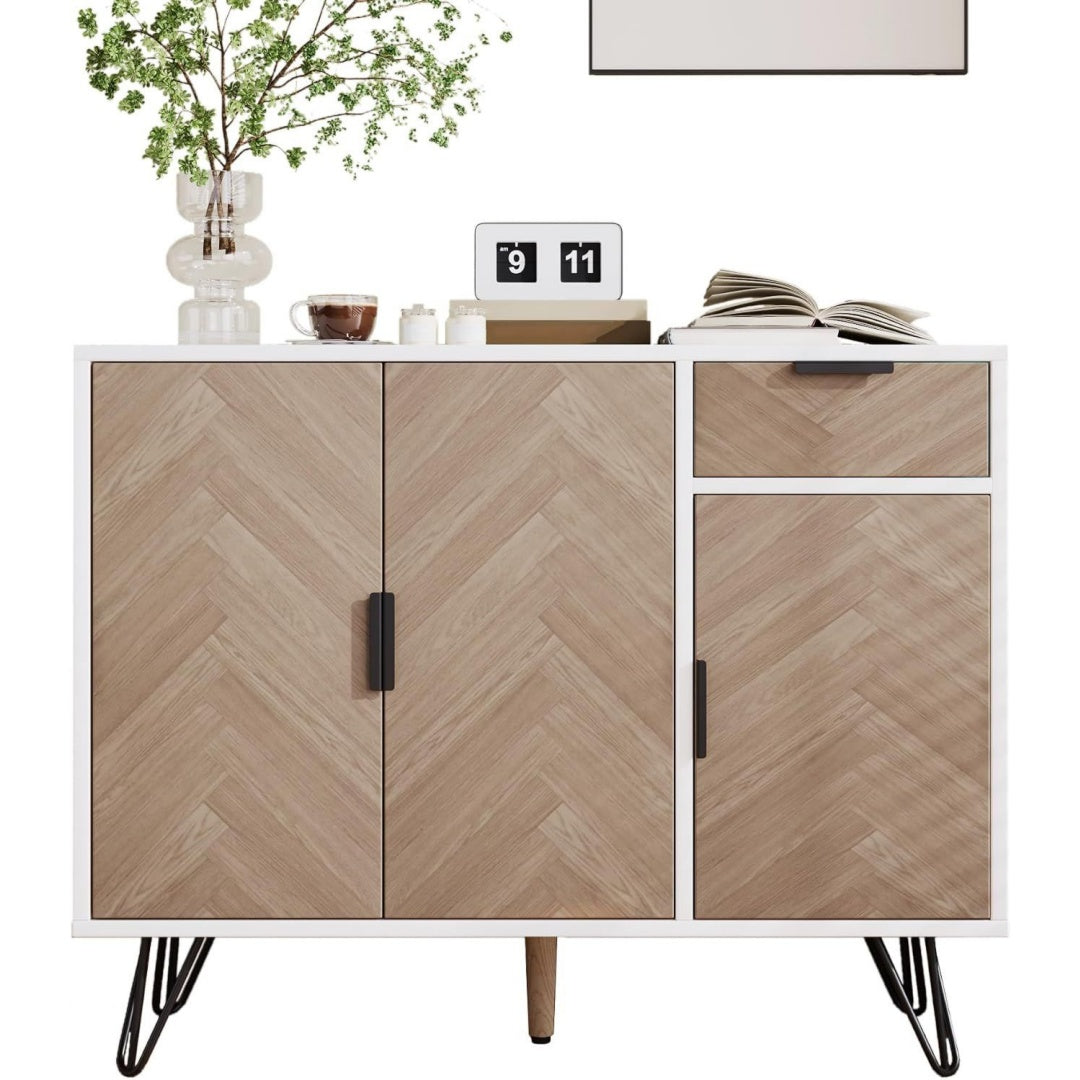 Verstellbare Ablagen treffen auf matte Oberflaechen an dem Sideboard