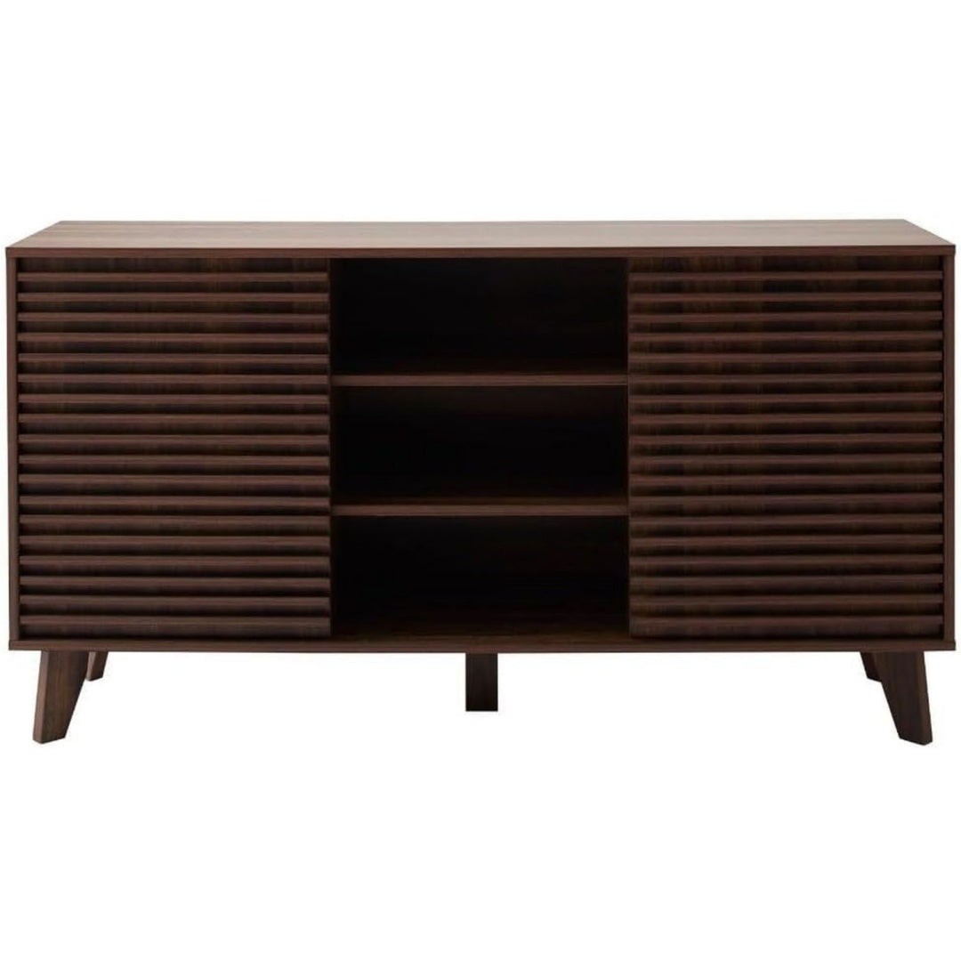 Strukturierte Fronten und Schiebetueren an dem Sideboard