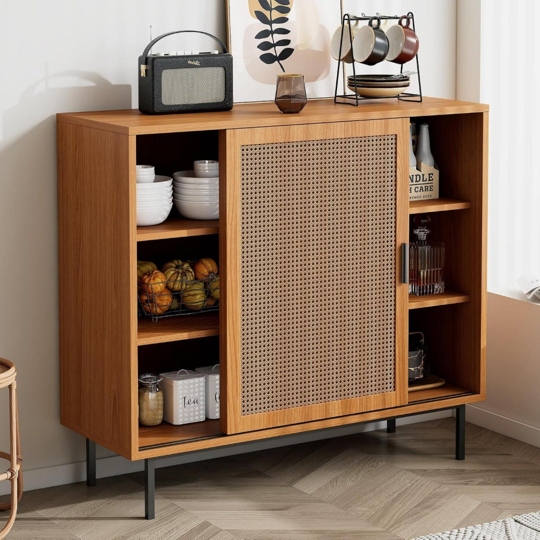 Sideboard verbindet Schiebetueren und Flechtoptik