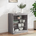 Das Sideboard misst 60.5 x 37 x 67 cm in Eichenbraun und Grau