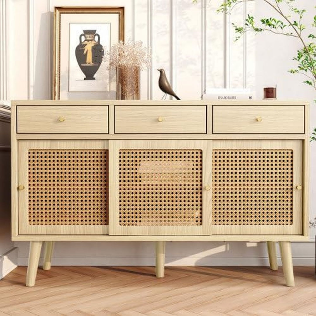 Flechtoptik und Schubladen bestimmen das Sideboard