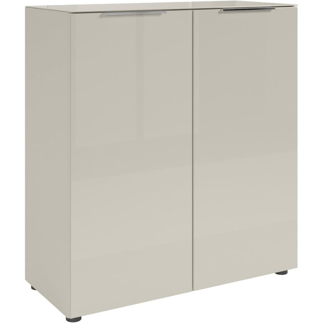 Das Sideboard vereint verstellbare Ablagen mit Metallgriffen