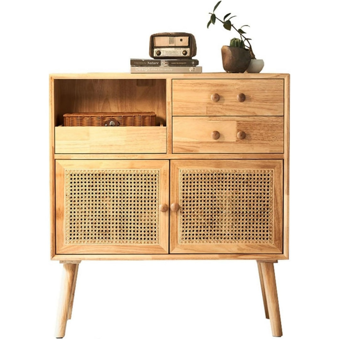 Sideboard aus Rattan zeigt Schubladen