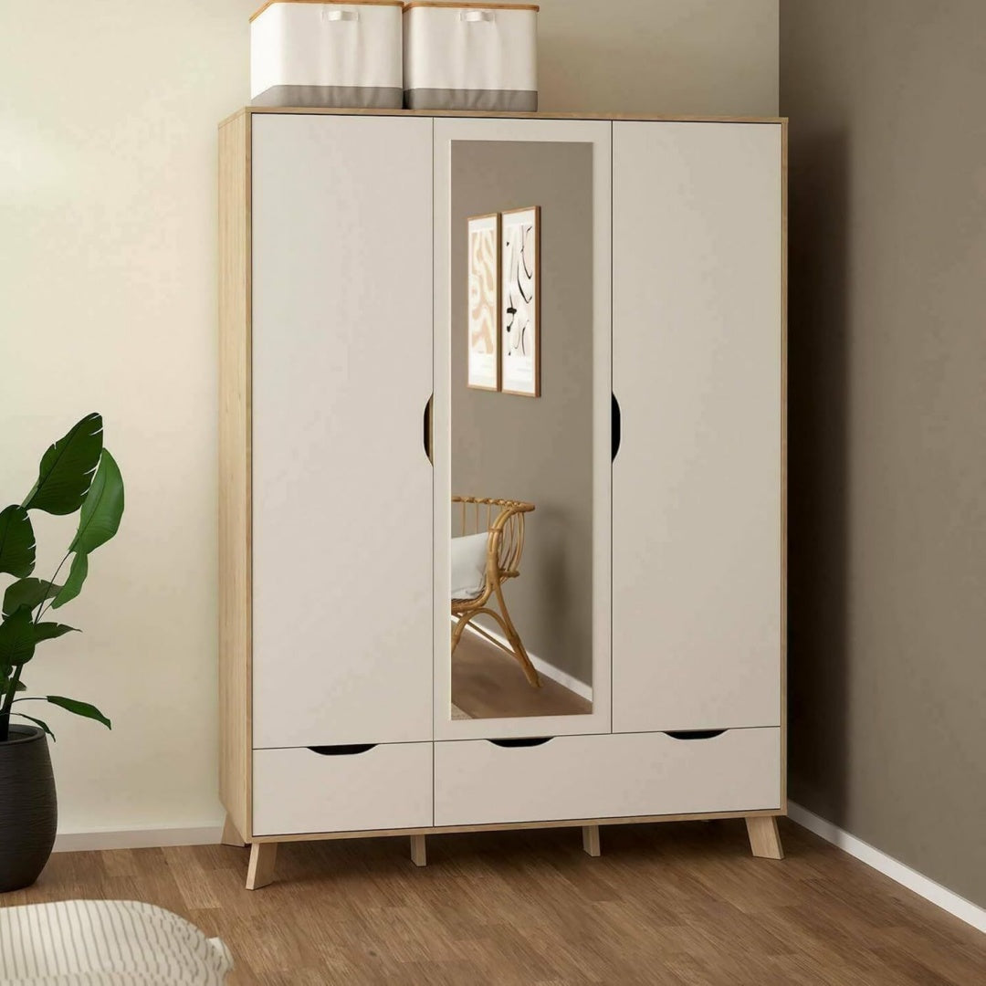 2 Tueren und einen Spiegel an dem Kleiderschrank