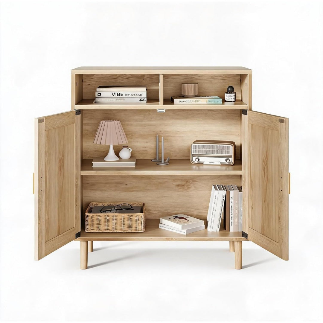 Offene Ablagen und Flechtoptik an dem Sideboard